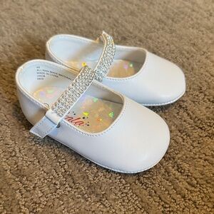 Elegant White Kids Mary Jane Shoes with Sparkling Strap